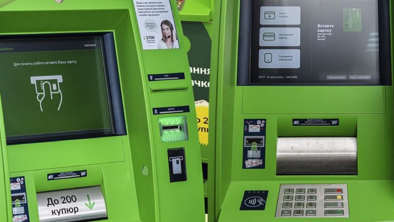 «ПриватБанк» обмежить операції в ніч на 6 квітня: картки, банкомати та термінали не працюватимуть